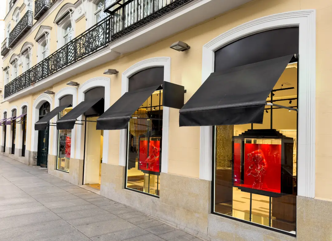 Façade vitrine de magasin en aluminium sur mesure à Valbonne